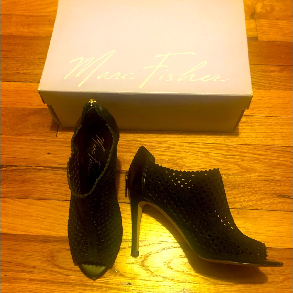 MARC FISHER CAGEHeels Back ZIPPER closure 7M very Good to Excellent Condition